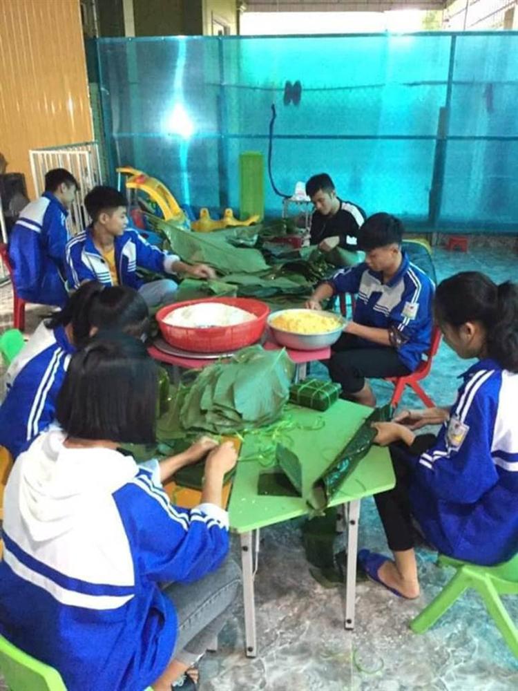 Học sinh cấp 3 Nghệ An dùng kinh phí tổ chức 20/10, thức thâu đêm gói bánh chưng ủng hộ bà con vùng lũ miền Trung-3