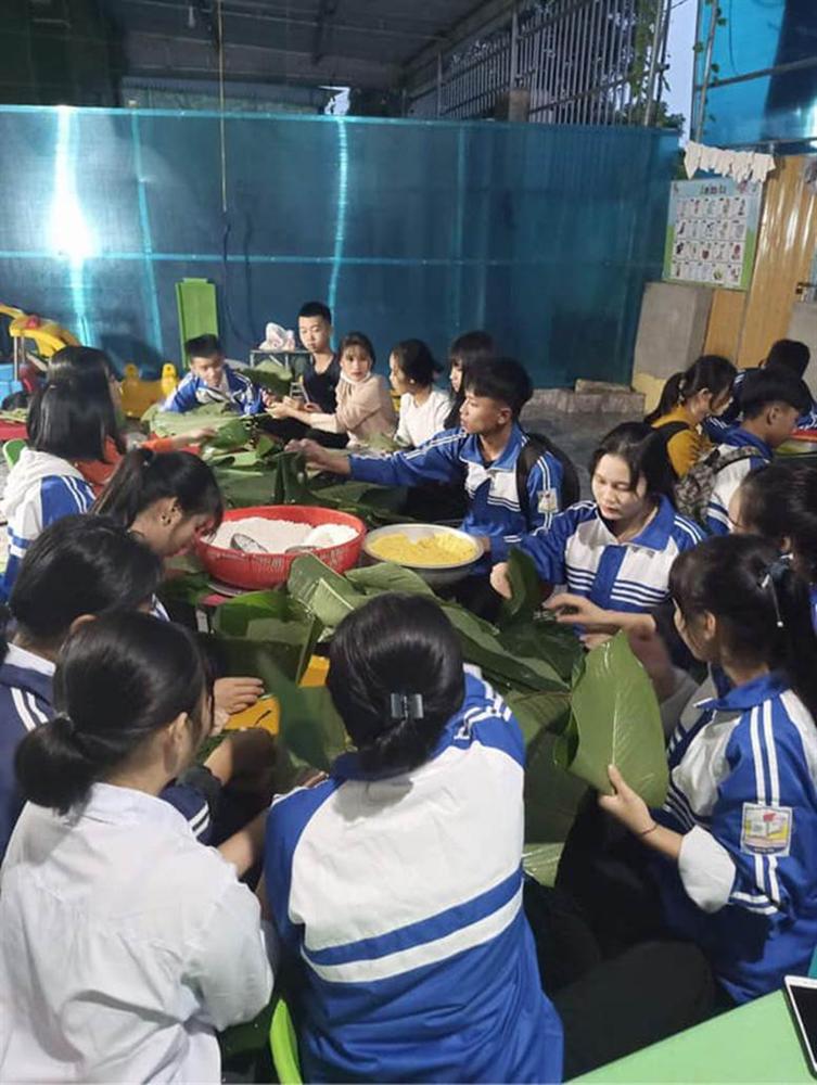 Học sinh cấp 3 Nghệ An dùng kinh phí tổ chức 20/10, thức thâu đêm gói bánh chưng ủng hộ bà con vùng lũ miền Trung-4