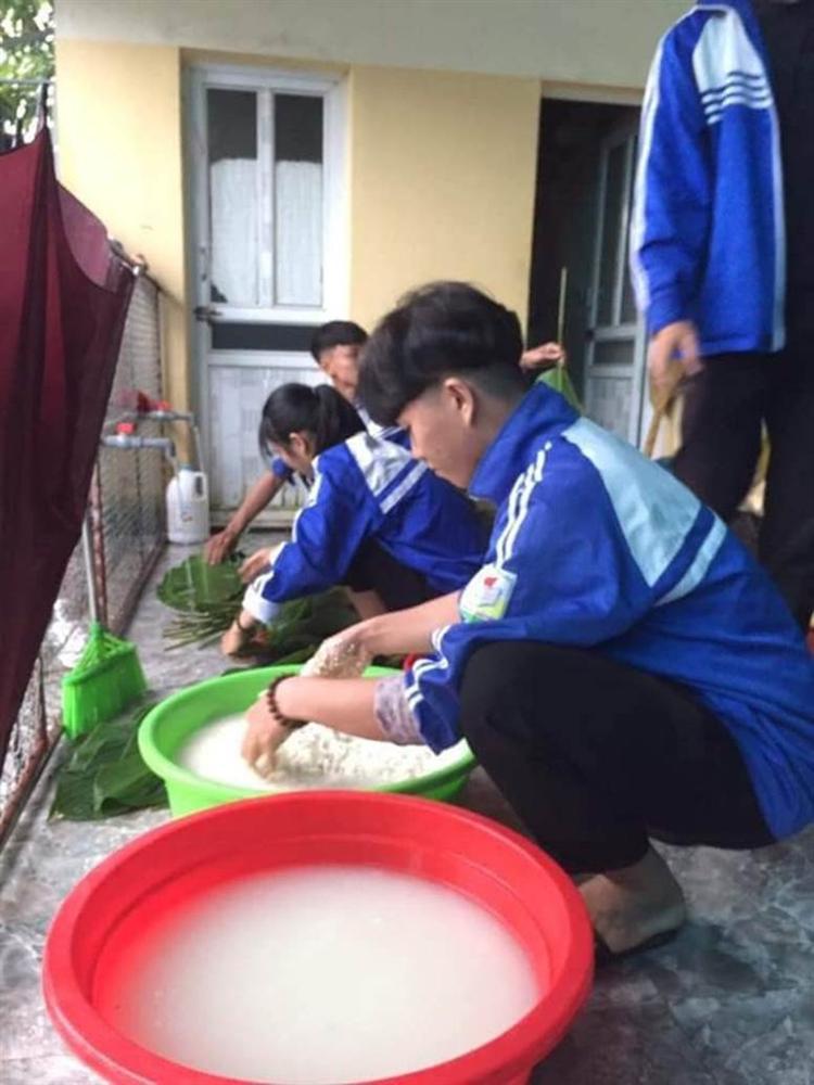 Học sinh cấp 3 Nghệ An dùng kinh phí tổ chức 20/10, thức thâu đêm gói bánh chưng ủng hộ bà con vùng lũ miền Trung-5