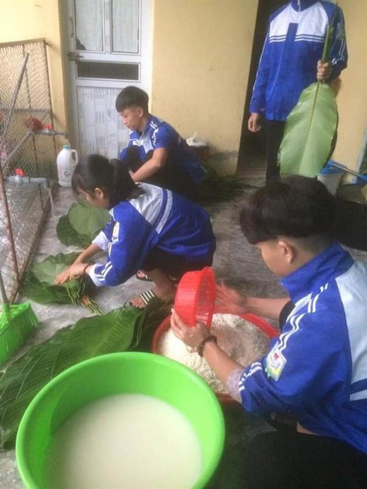 Học sinh cấp 3 Nghệ An dùng kinh phí tổ chức 20/10, thức thâu đêm gói bánh chưng ủng hộ bà con vùng lũ miền Trung-6