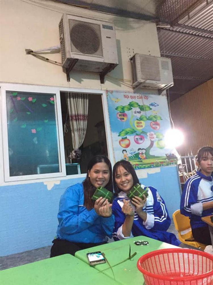 Học sinh cấp 3 Nghệ An dùng kinh phí tổ chức 20/10, thức thâu đêm gói bánh chưng ủng hộ bà con vùng lũ miền Trung-7