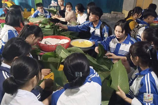 Học sinh cấp 3 Nghệ An dùng kinh phí tổ chức 20/10, thức thâu đêm gói bánh chưng ủng hộ bà con vùng lũ miền Trung