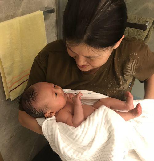 Ông bố giận tím người khi con đẻ ra lai Tây, xét nghiệm ADN thì sự thật được sáng tỏ-1