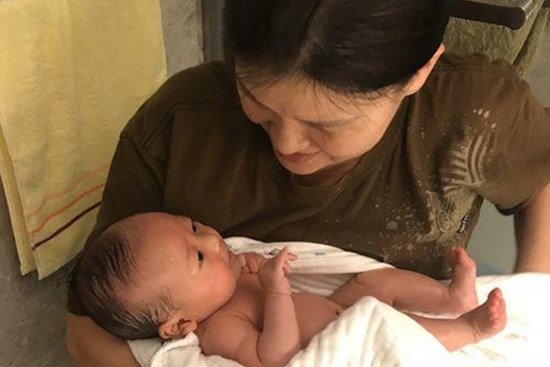 Ông bố giận tím người khi con đẻ ra lai Tây, xét nghiệm ADN thì sự thật được sáng tỏ