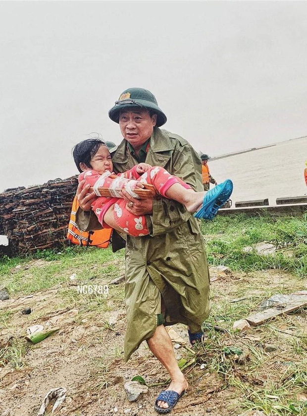 Khoảnh khắc chiến sĩ công an bế bé gái gãy tay vội vã lên ô tô tới bệnh viện trong cơn mưa lũ Quảng Bình gây xúc động-1