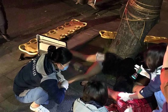 2 cô gái thương vong do điều khiển xe máy lao vào gốc cây, văng xa 100m lúc rạng sáng