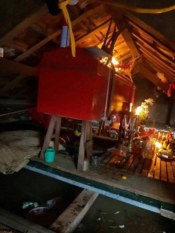 Xót xa áo quan treo lên tận nóc nhà, mất 3 ngày chưa được an táng vì lũ dâng cao-1