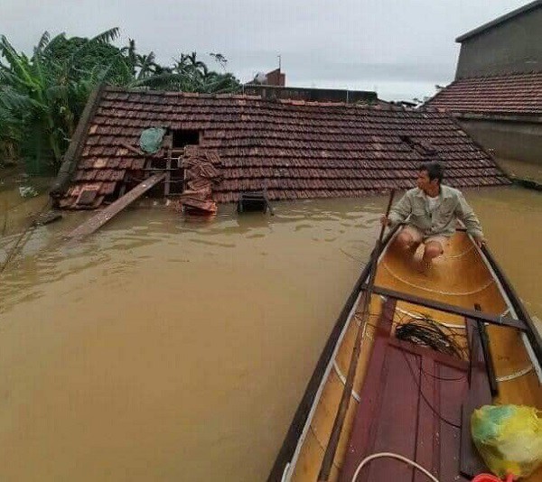 Xót xa áo quan treo lên tận nóc nhà, mất 3 ngày chưa được an táng vì lũ dâng cao-2