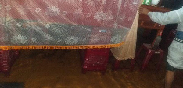 Xót xa áo quan treo lên tận nóc nhà, mất 3 ngày chưa được an táng vì lũ dâng cao-3