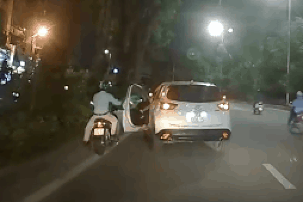 Nhấn ga cướp đường ô tô, người phụ nữ bị húc bay lên nắp ca pô rồi ngã bất tỉnh-2