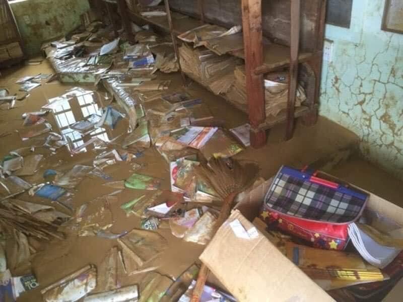 Hình ảnh trường học ở miền Trung ngập trong biển nước, sách vở và thiết bị tan hoang trong đống bùn, ai nhìn cũng quặn thắt tim-8