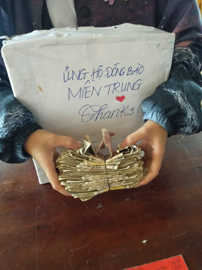 Hình ảnh trường học ở miền Trung ngập trong biển nước, sách vở và thiết bị tan hoang trong đống bùn, ai nhìn cũng quặn thắt tim-12