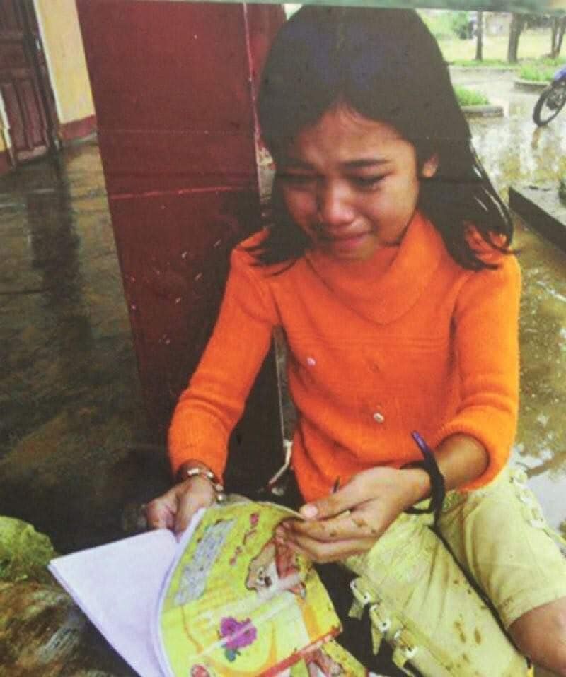 Hình ảnh trường học ở miền Trung ngập trong biển nước, sách vở và thiết bị tan hoang trong đống bùn, ai nhìn cũng quặn thắt tim-11