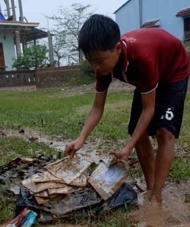 Hình ảnh trường học ở miền Trung ngập trong biển nước, sách vở và thiết bị tan hoang trong đống bùn, ai nhìn cũng quặn thắt tim-10