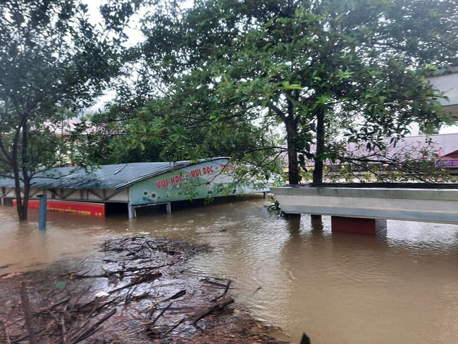 Hình ảnh trường học ở miền Trung ngập trong biển nước, sách vở và thiết bị tan hoang trong đống bùn, ai nhìn cũng quặn thắt tim-5