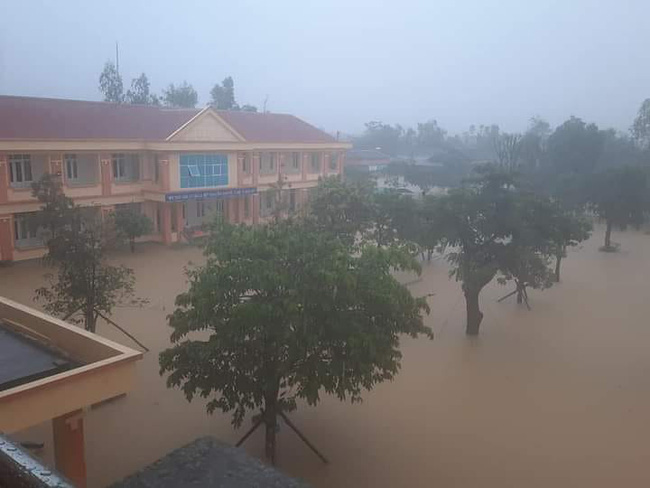 Hình ảnh trường học ở miền Trung ngập trong biển nước, sách vở và thiết bị tan hoang trong đống bùn, ai nhìn cũng quặn thắt tim-4