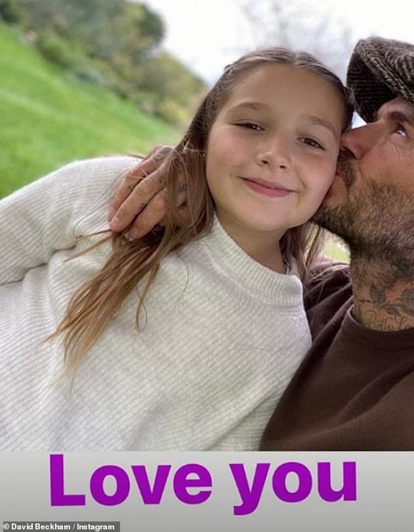 Dù đã bị chỉ trích nhiều lần, Victoria vẫn hào hứng khoe ảnh Beckham hôn môi con gái-2