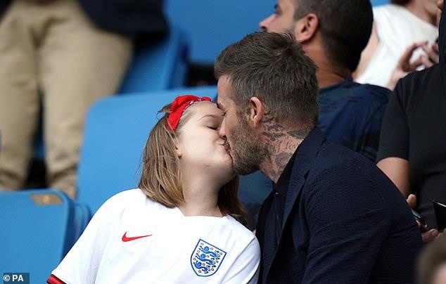 Dù đã bị chỉ trích nhiều lần, Victoria vẫn hào hứng khoe ảnh Beckham hôn môi con gái-9
