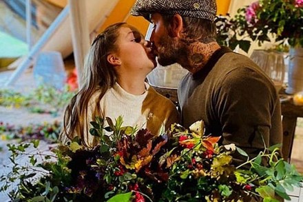 Dù đã bị chỉ trích nhiều lần, Victoria vẫn hào hứng khoe ảnh Beckham hôn môi con gái