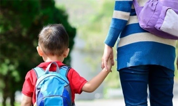 Mua 20 nghìn đồ ăn sáng cho con nhưng nó lại bỏ cạnh thùng rác, tôi liền mắng thì hối hận ngay khi con kéo vào gốc cây đứng-1