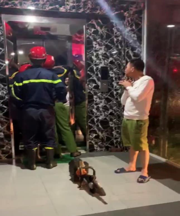 Hà Nội: 17 người hoảng loạn khi bị mắc kẹt trong thang máy, may mắn được giải cứu kịp thời-1