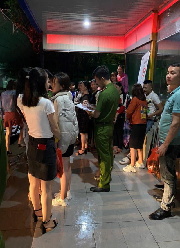 Hà Nội: 17 người hoảng loạn khi bị mắc kẹt trong thang máy, may mắn được giải cứu kịp thời-2