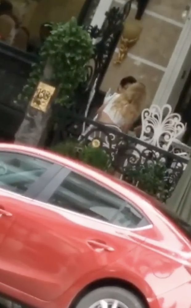 Bị vợ đánh ghen, tố ngoại tình vì clip hôn tay gái lạ - quản lý Hoài Lâm giải thích: Tôi nhớ là có thể đang ngửi một cái gì đấy-3