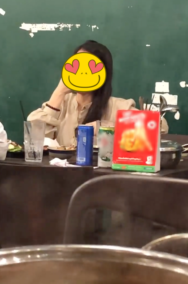 Bị vợ đánh ghen, tố ngoại tình vì clip hôn tay gái lạ - quản lý Hoài Lâm giải thích: Tôi nhớ là có thể đang ngửi một cái gì đấy-5