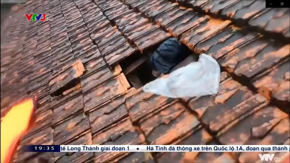 Chiến sĩ biên phòng gặp nguy hiểm khi đi cứu trợ đồ ăn cho người dân vùng lũ ở Quảng Bình-3