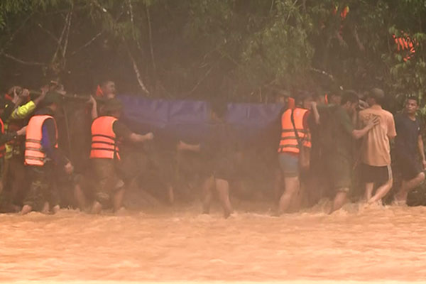 Clip: Thót tim xem cảnh băng rừng, vượt suối đưa thi thể Đại úy Công an hy sinh vì cứu người về đất mẹ-1