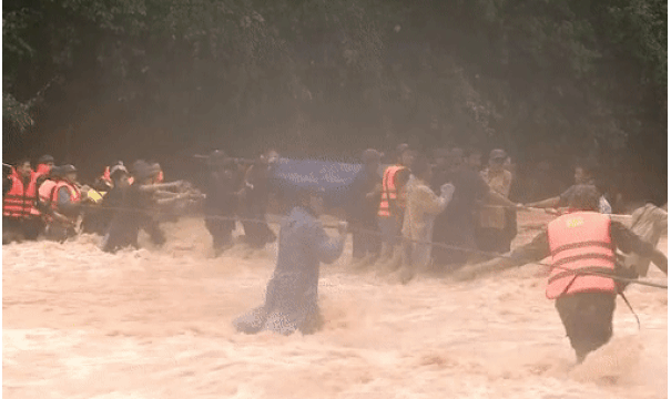 Clip: Thót tim xem cảnh băng rừng, vượt suối đưa thi thể Đại úy Công an hy sinh vì cứu người về đất mẹ-3