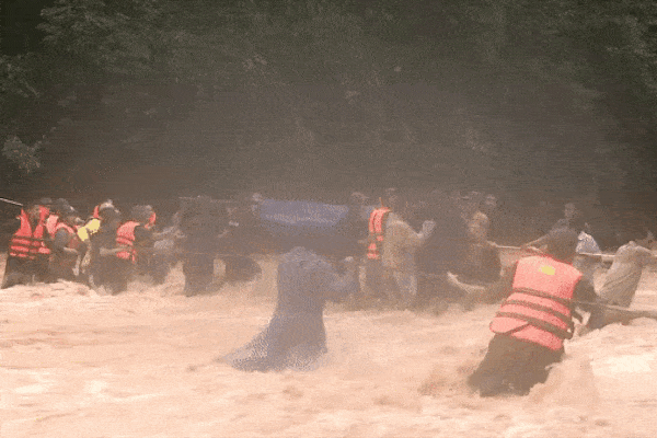 Cụ ông bật khóc nhận suất cơm nóng giữa mênh mông nước bạc-17