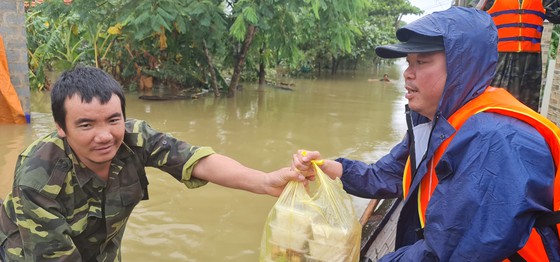 Cụ ông bật khóc nhận suất cơm nóng giữa mênh mông nước bạc-2