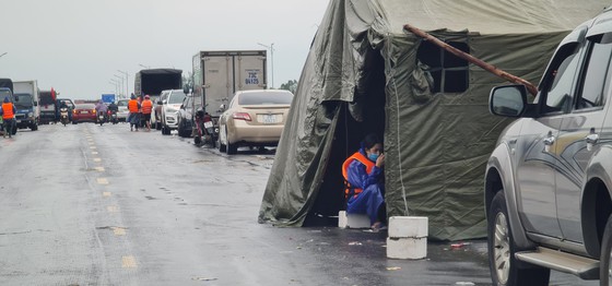 Cụ ông bật khóc nhận suất cơm nóng giữa mênh mông nước bạc-10