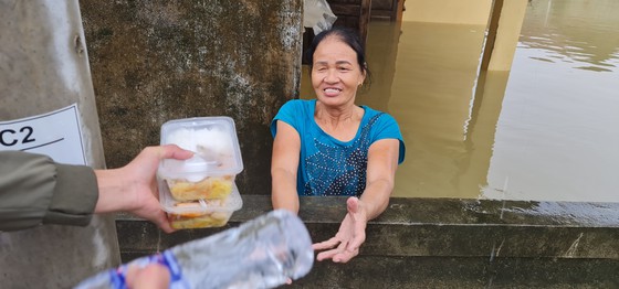 Cụ ông bật khóc nhận suất cơm nóng giữa mênh mông nước bạc-3