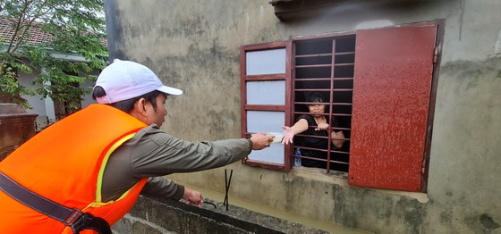 Cụ ông bật khóc nhận suất cơm nóng giữa mênh mông nước bạc-4