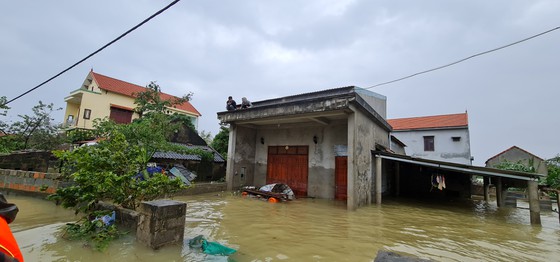 Cụ ông bật khóc nhận suất cơm nóng giữa mênh mông nước bạc-6