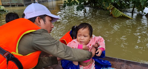 Cụ ông bật khóc nhận suất cơm nóng giữa mênh mông nước bạc-7