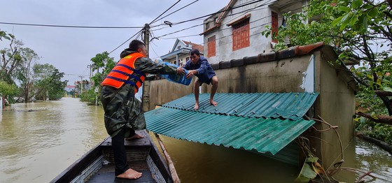 Cụ ông bật khóc nhận suất cơm nóng giữa mênh mông nước bạc-8