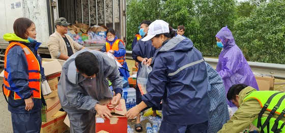 Cụ ông bật khóc nhận suất cơm nóng giữa mênh mông nước bạc-9