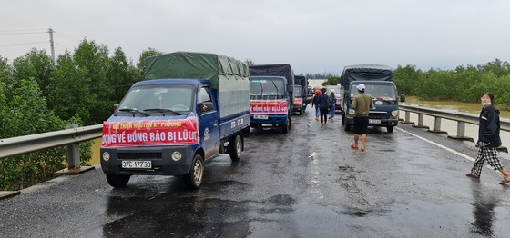 Cụ ông bật khóc nhận suất cơm nóng giữa mênh mông nước bạc-11