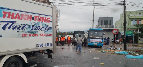 Cụ ông bật khóc nhận suất cơm nóng giữa mênh mông nước bạc-12