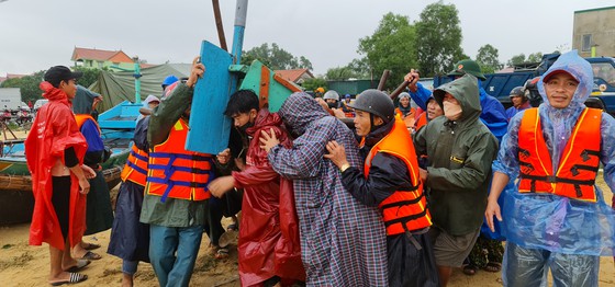 Cụ ông bật khóc nhận suất cơm nóng giữa mênh mông nước bạc-14