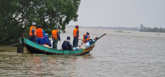 Cụ ông bật khóc nhận suất cơm nóng giữa mênh mông nước bạc-15