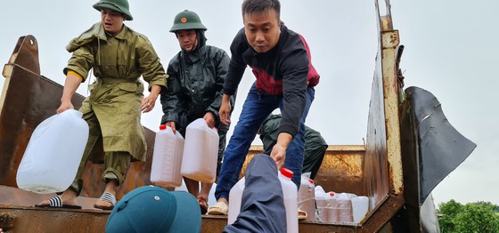 Cụ ông bật khóc nhận suất cơm nóng giữa mênh mông nước bạc-16