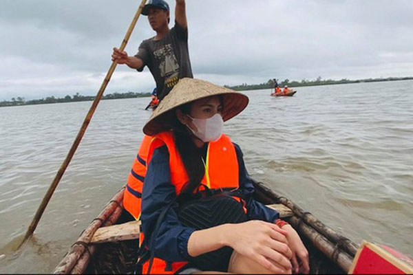 1500 suất hàng Hoa hậu Kỳ Duyên - Minh Triệu mang đi cứu trợ miền Trung bị nước tràn vào làm hỏng gần hết-5