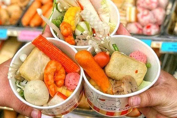 Mùa đông đến cũng là lúc các loại lẩu cốc lại gây sốt, giá rẻ chỉ từ 18.000 đồng mà tràn ngập topping-9