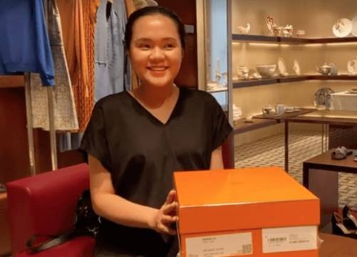 Bầu phát tướng to gấp đôi, vợ Duy Mạnh sau sinh 1,5 tháng gầy rộc, chồng bế bổng trên tay-1