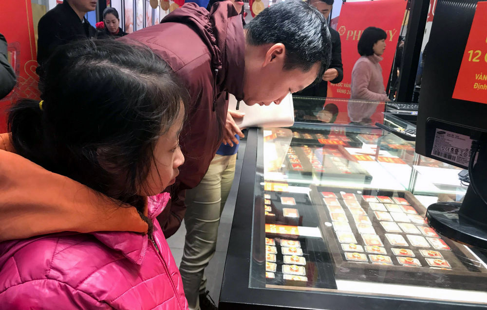 Có 2 tỷ, sợ mua đất chuyển qua ôm vàng, vợ chồng trẻ lãi to-1