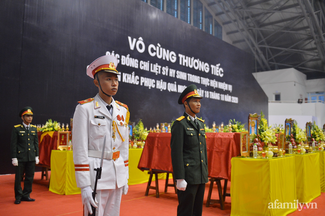 Tang lễ đẫm nước mắt của 22 quân nhân Sư đoàn 337 hy sinh do núi sạt lở, người thân và đồng đội khóc nghẹn trong đau đớn-51